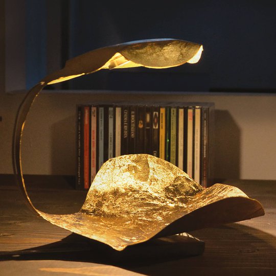 Kultainen Gi.Gi-LED-design-pöytävalaisin