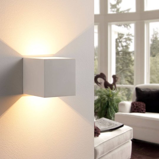 Kuutiomainen LED-seinävalaisin Kay, kipsiä