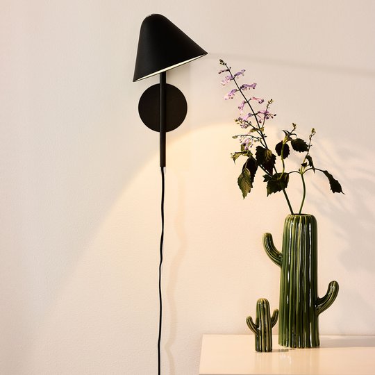 LED-seinävalaisin Devon pistokkeella, musta