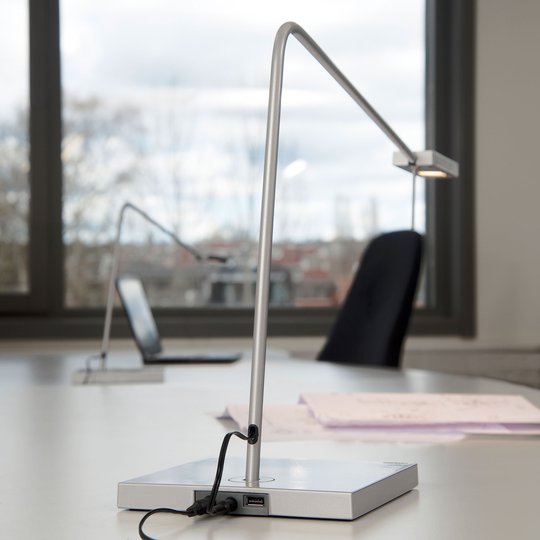 LED-työpöytälamppu Ninety jalallinen, hopeanharmaa