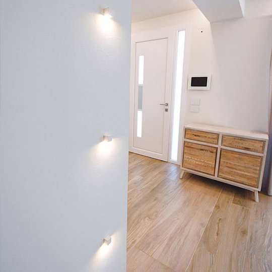 LED-seinäuppovalaisin 2466B, 2 700 K
