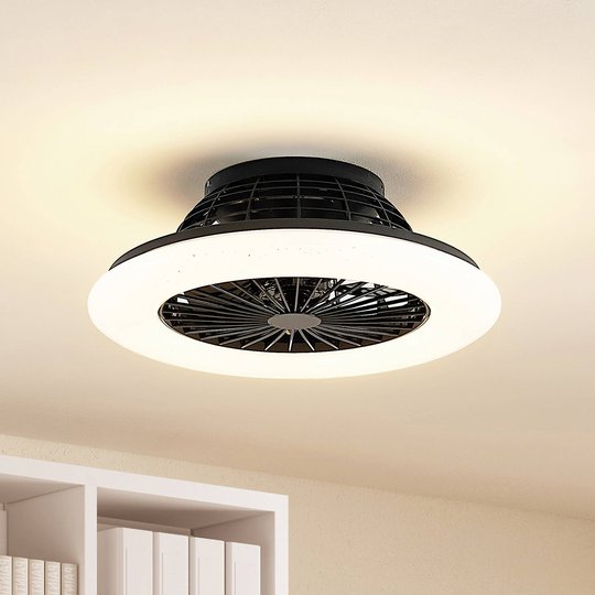 Lindby Fjardo -LED-kattotuuletin valaistuksella