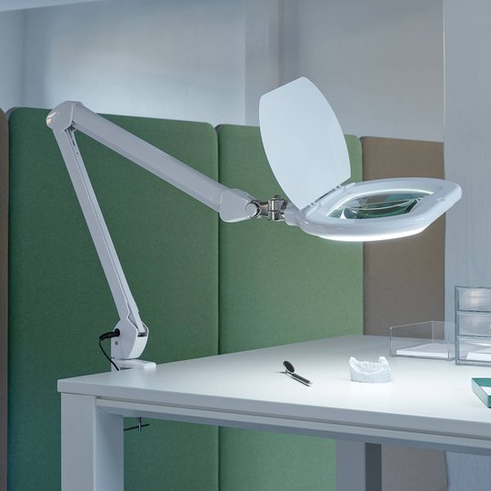 LED-suurennuslasivalaisin MAULcrystal, kiinnitin