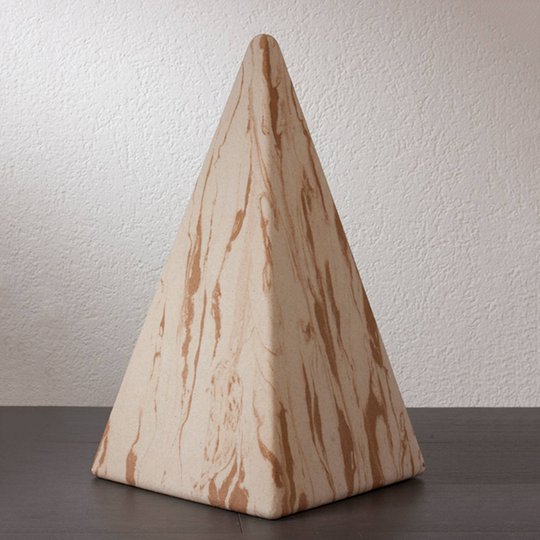 Pyramidi Sahara 73 cm kumialustalla