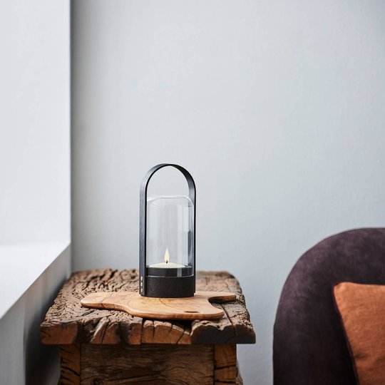 LE KLINT Candle Light -LED-lyhtyvalaisin, musta
