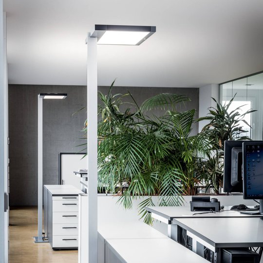 Luctra Vitawork LED-toimistolattialamppu 7000lmPIR