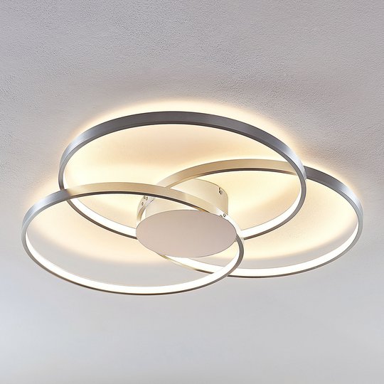 Lindby Riley LED-kattovalaisin himmentimellä