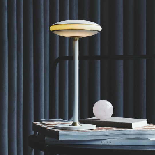 Shade ØS1 -LED-pöytälamppu, messinki, valkoinen