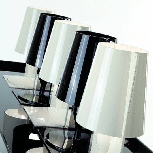 Kartell Take -design-pöytävalaisin, musta