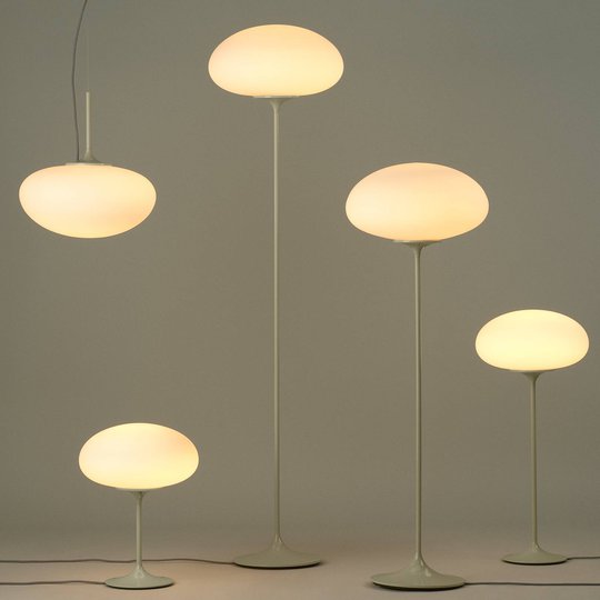 GUBI Stemlite -pöytävalaisin, harmaa, 42 cm