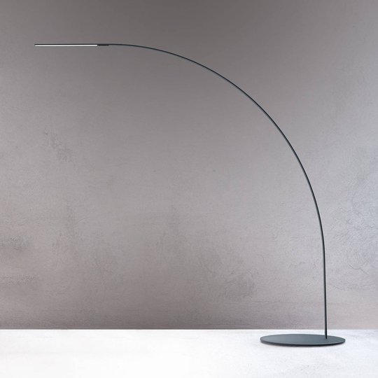 Fontana Arte Yumi -design-LED-kaarivalaisin
