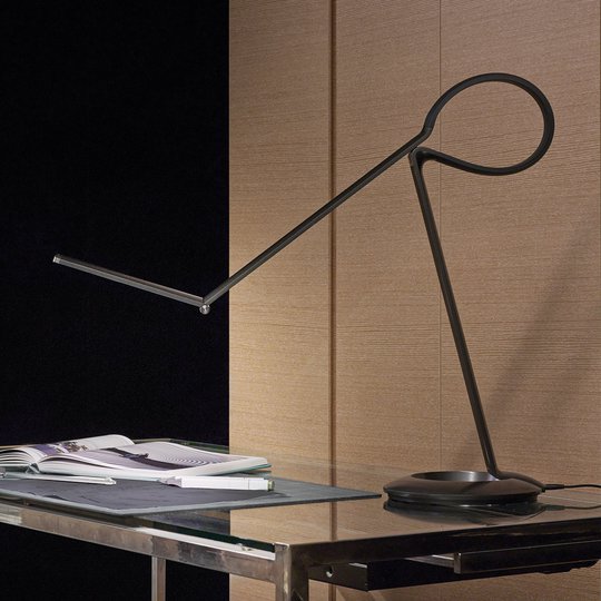 Monipuolinen LED-designer-pöytävalaisin Compasso