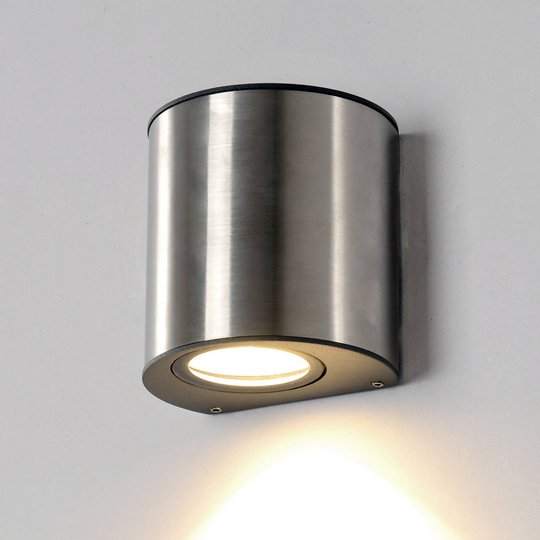 Pieni Ilumi-LED-seinävalaisin ulkoalueelle