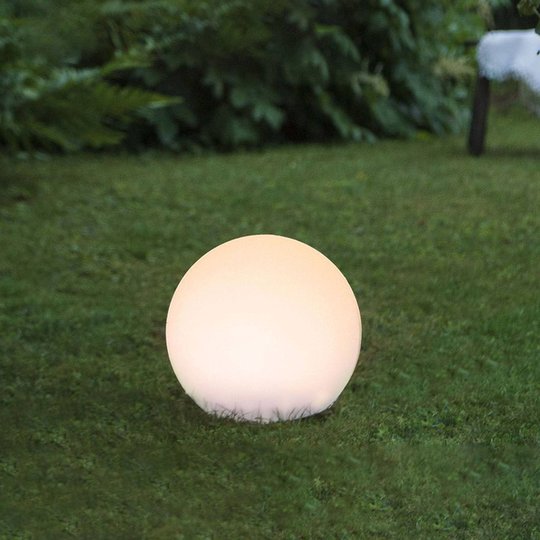 Globy-LED-valopallo maapiikillä