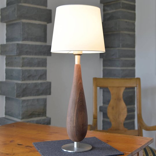HerzBlut Lara -pöytälamppu, pähkinäpuu, 61 cm