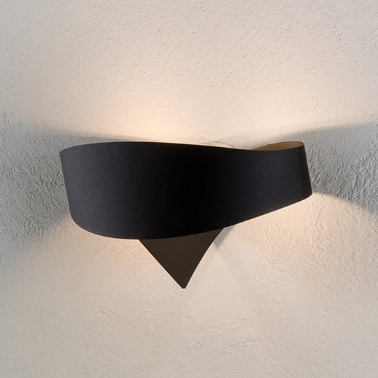 Musta designer-seinävalaisin Scudo