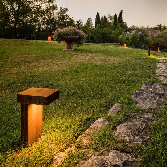 Pelkistetty pylväsvalaisin Rusty Pathlight