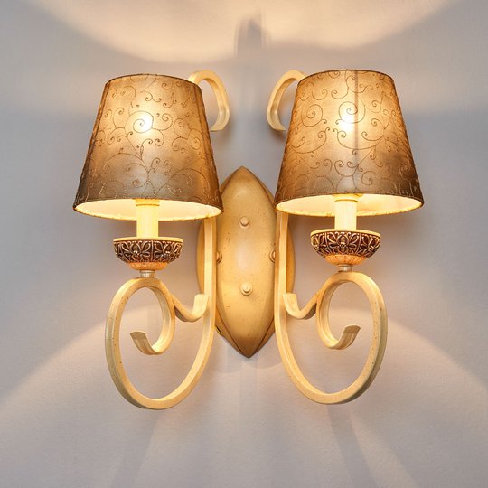 Maalaistyylinen seinävalaisin varjostimella